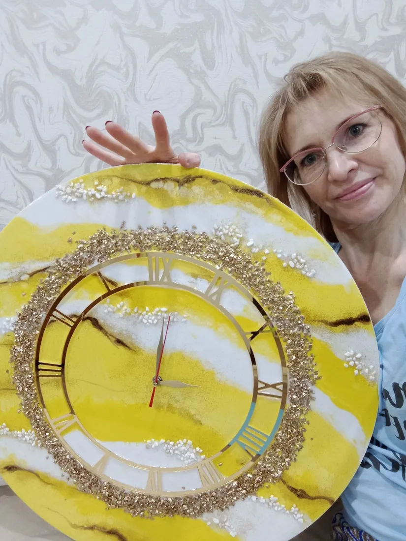 Елена с большими часами из смолы