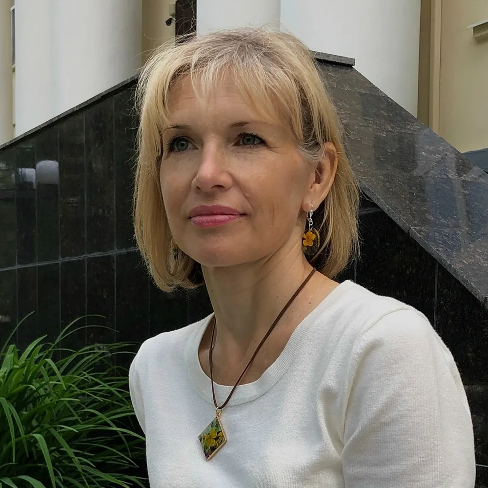 Елена в своём кулоне